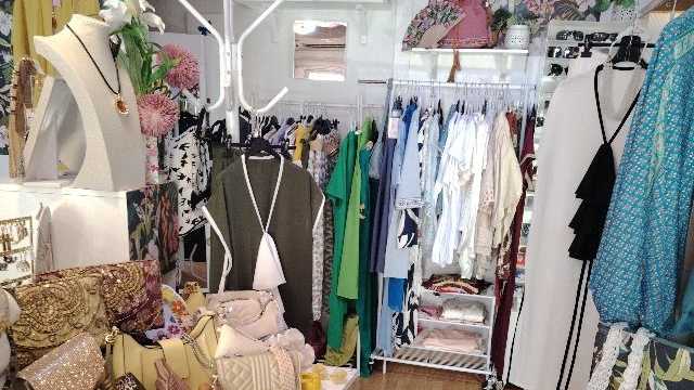 Vendedora en tienda de moda y accesorios