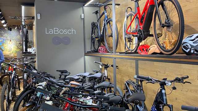 Encargado tienda de bicicletas eléctricas