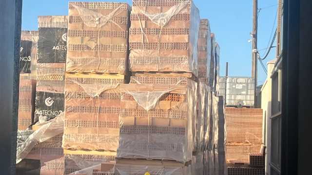 Mozo almacén cargadaor de sacos