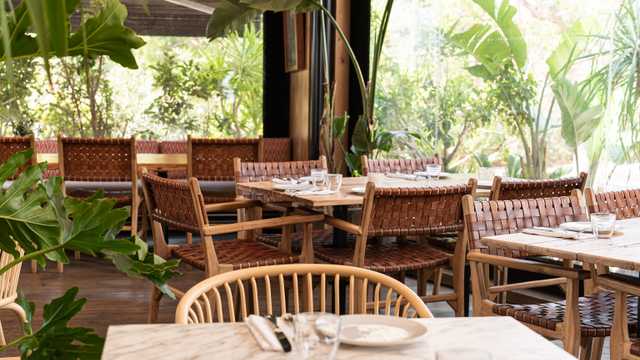 CAMARERO RESTAURANTE DOS TENEDORES