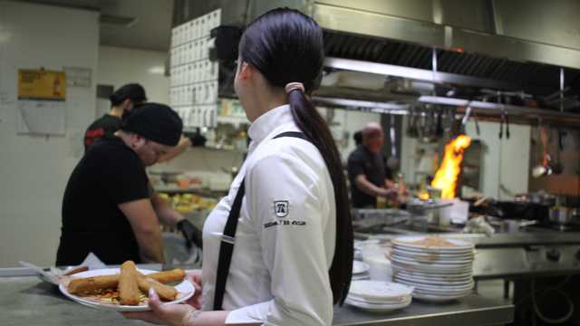 Buscamos camareros y camareras. Restaurante en Coslada