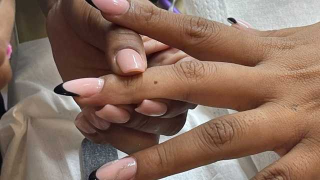 Esteticista – Técnica en uñas acrílicas y de gel
