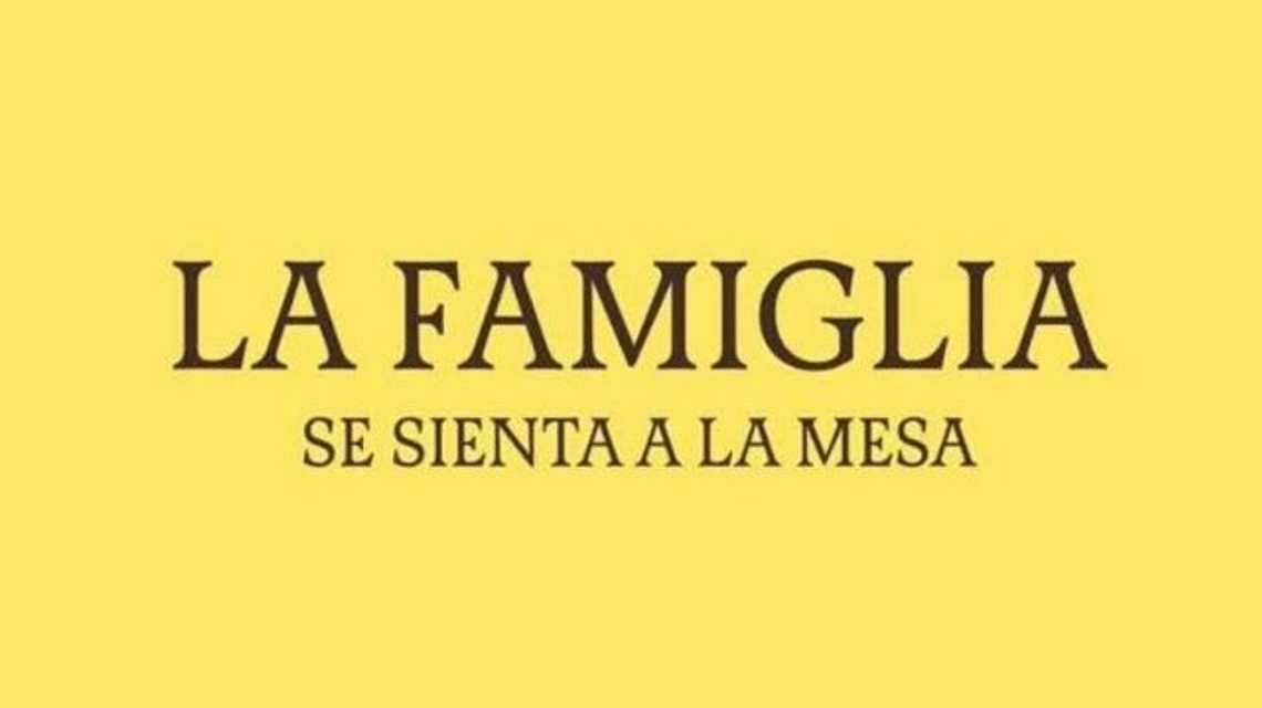 Restaurante La Famiglia se sienta a la mesa cover image