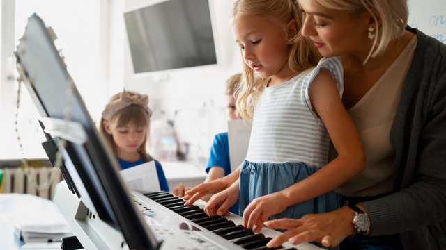 Niñera/o con conocimientos de Piano