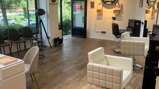 Peluquera , manicurista , esteticien