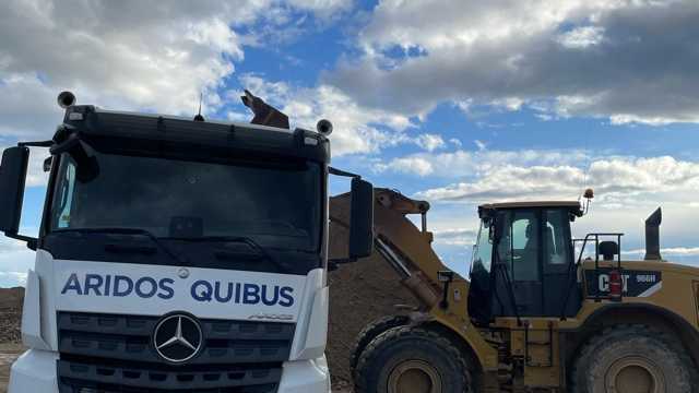 Conductor de camión volquete y camión semirremolque bañera