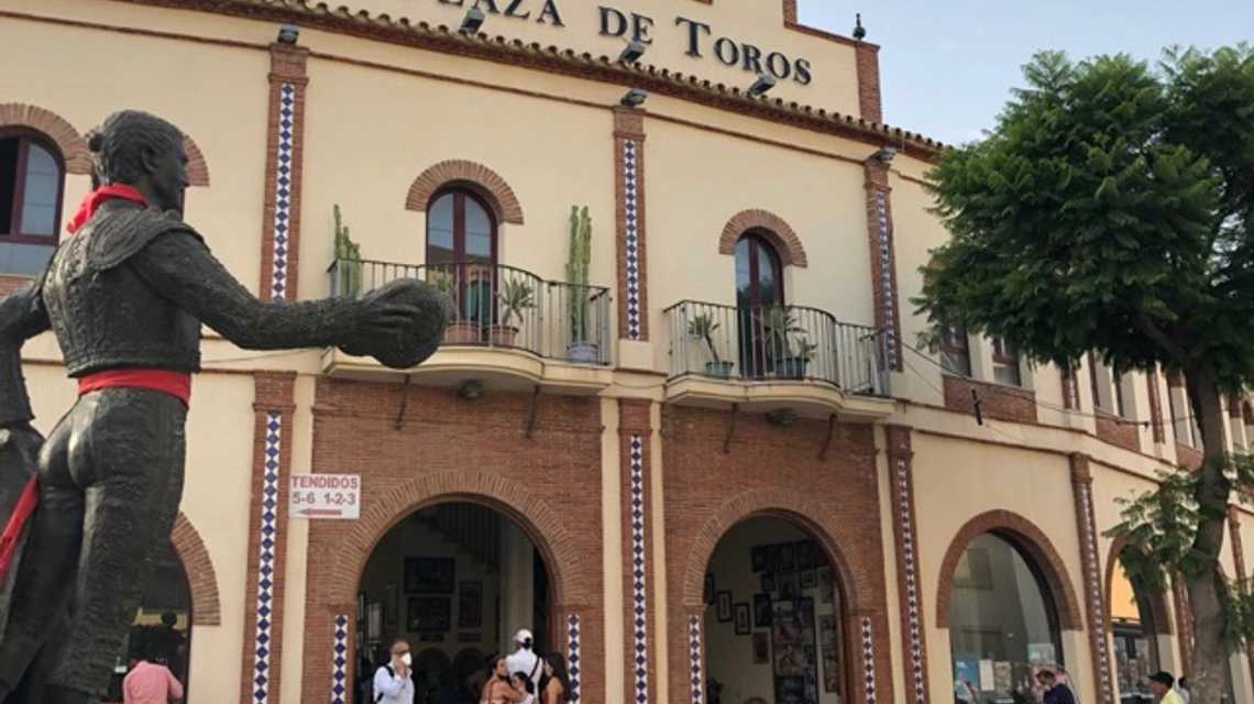 la plaza torros  cover image