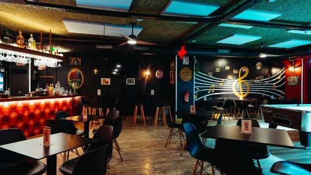 Camarero de Barra y Sala