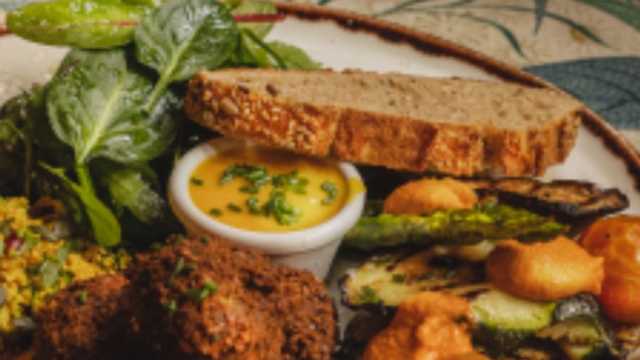 Cocinero/a y ayudantes