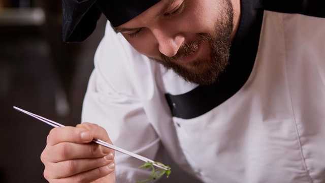 Camarero y Ayudante de Cocina