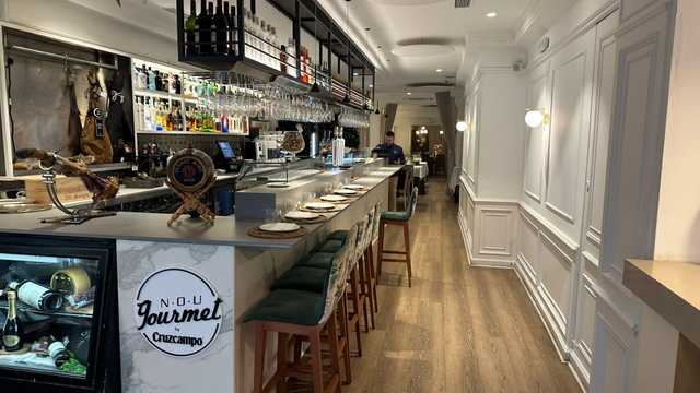 Camarero/a y Ayudante/a de Cocina