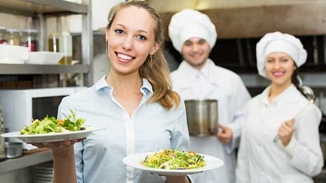 Trabajo en hostelería 30 Horas – ¡imprescindible inglés! 📚🍽️