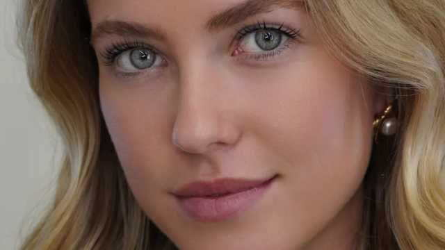 Esteticista en cejas y pestañas