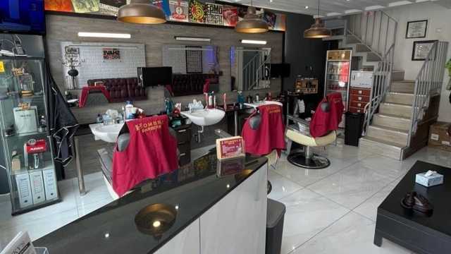 Buscando Barbero/ Looking For A Barber.