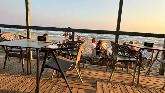 Camareros, parrillero, ayudante de cocina.