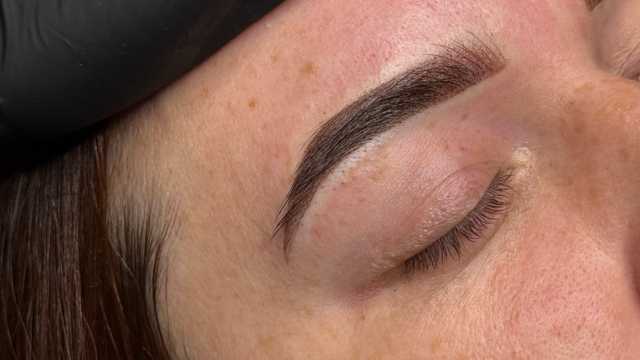 Eyelash artist