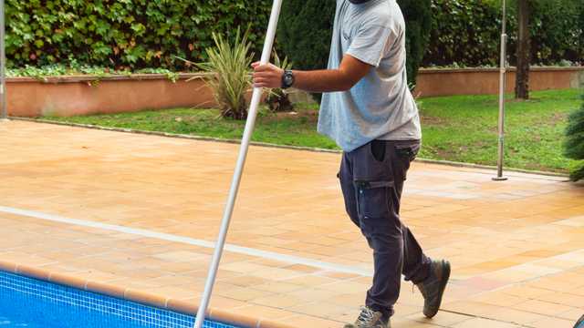 Operario de limpieza y mantenimiento de piscinas en Barcelona