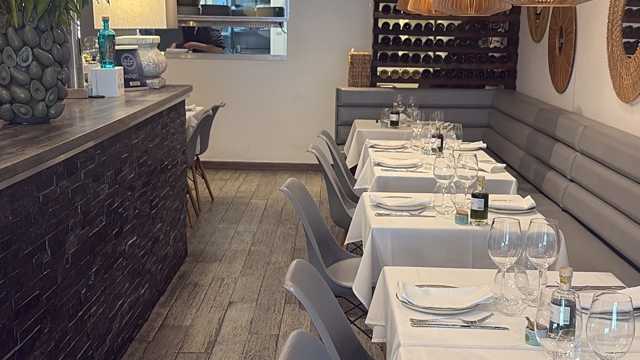 Camarero/a y Ayudante/a de Cocina