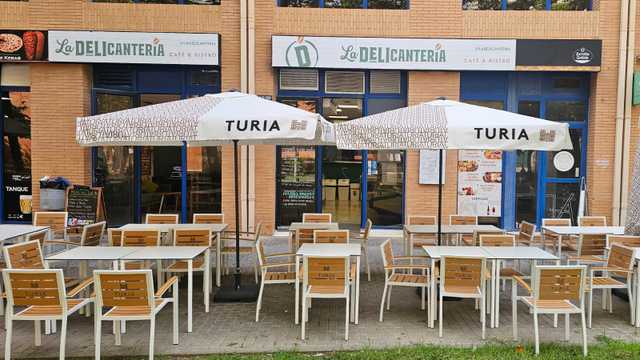 Camarero/a - Barista con apoyo en Cocina (Turno Fijo - 25h)