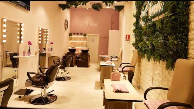 Peluquero profesional en colorimetría y corte