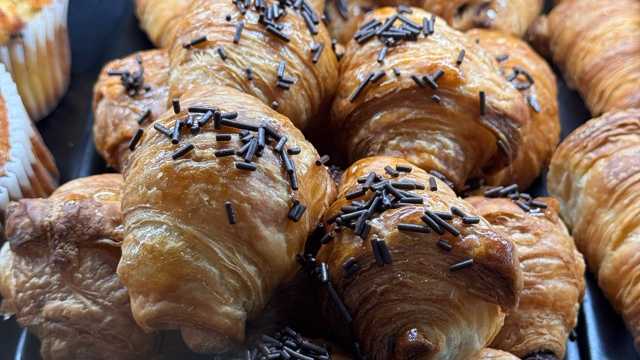 Dependienta de panadería con café