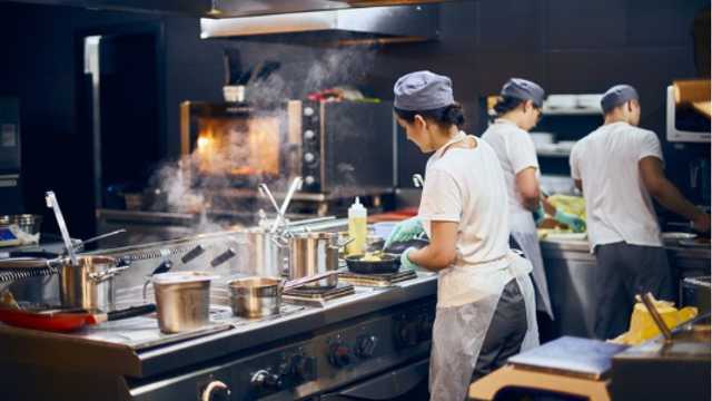 Ayudante/a de Cocina y Friegaplatos