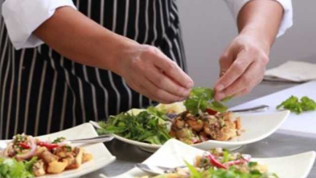 Ayudante/a de Cocina y Limpiador/a