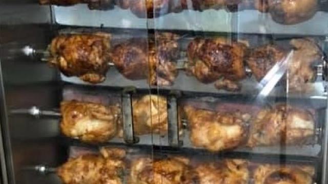 Corte de pollos asados, hacer sándwiches y hamburguesas