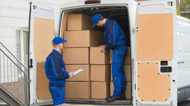 Conductor repartidor paqueteria en furgoneta