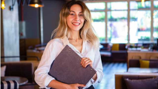 HOSTESS 40H PARA RESTAURANTE ELEGANTE EN DIAGONAL