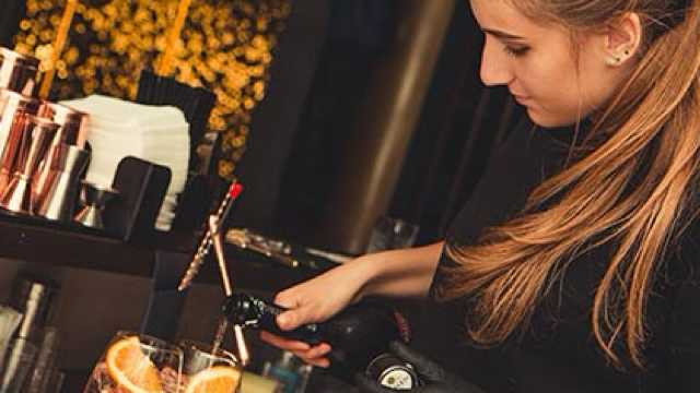 Camarero/a y Coctelero/a