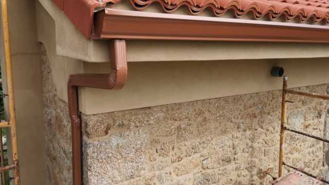 Operario de instalación de canalones y mantenimiento de cubiertas