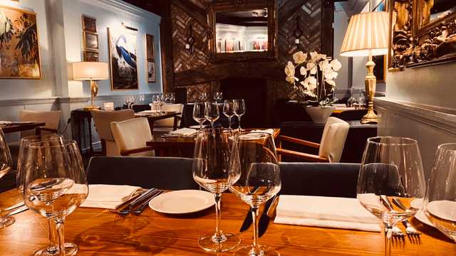 Cocktail Bar Tender & a Waiting Person required Monday to Friday