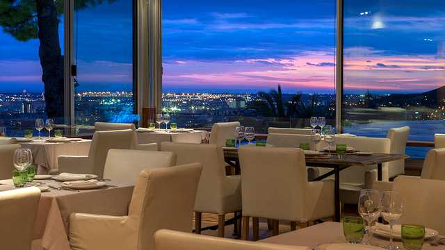 Camarero/a de sala jornada completa.