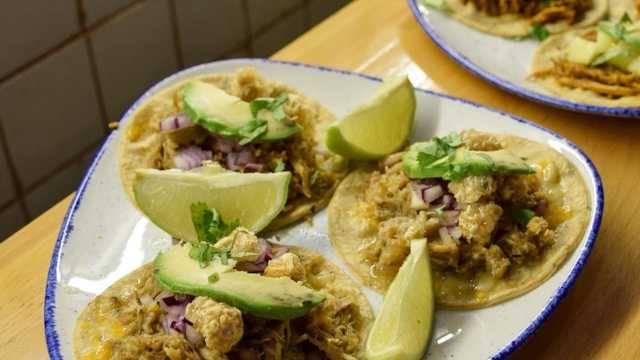 Camarero/a de Barra y Ayudante de Cocina