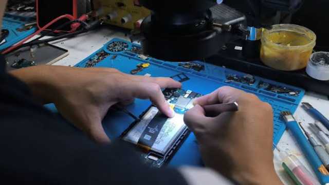 Técnico especialista en reparación de móviles