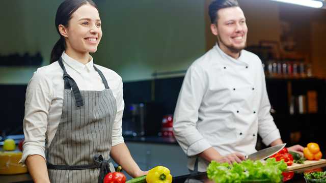 Cocinero/a y Ayudante/a de Cocina