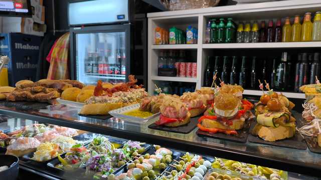 Cocinero/a y Ayudante/a de Cocina