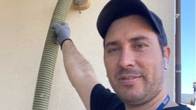 Trabajador de aislamiento insuflado en cámaras de aire