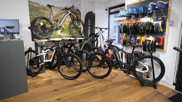 LOGÍSTICA Y PREPARACIÓN DE PEDIDOS EN TIENDA DE CICLISMO
