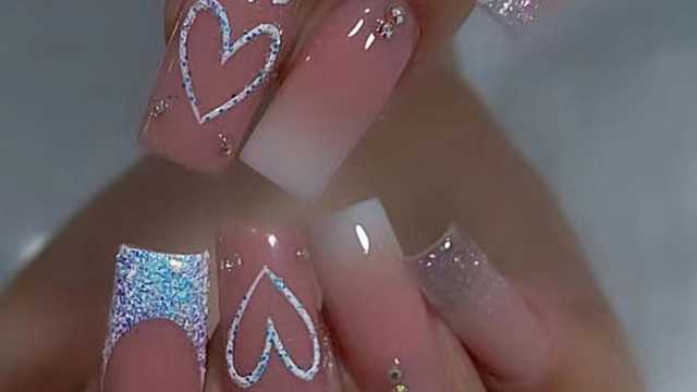 Esteticien especializada en uñas