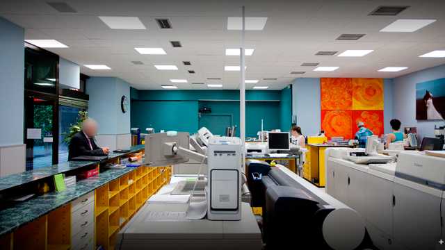 Dependienta en tienda de reprografía