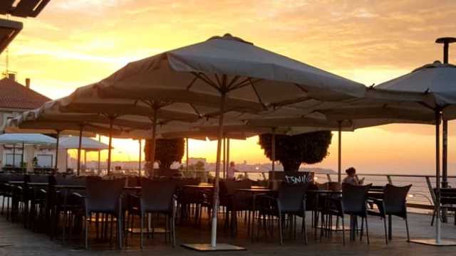 Camarero,o encargado de cafeteria
