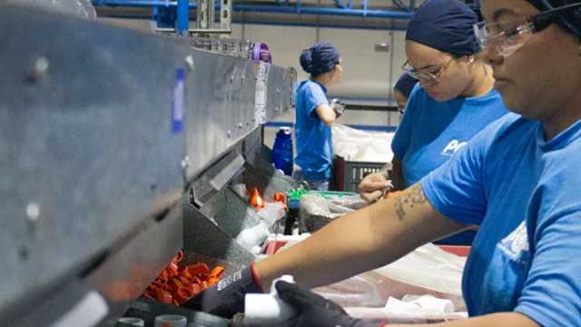 UN/A AYUDANTE DE MAQUINARIA