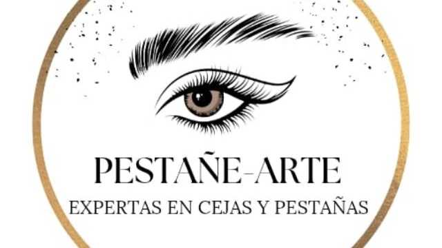 Lashista en centro de pestañas.