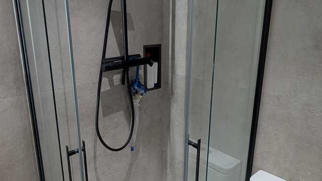 Instalador de mamparas de ducha.