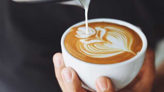 Camarero de cafetería take away