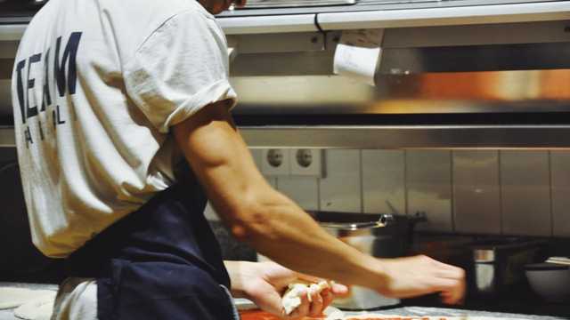 Ayudante/a de Cocina y Limpiador/a