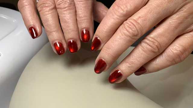 Se busca persona con experiencia en manicura y pedicura
