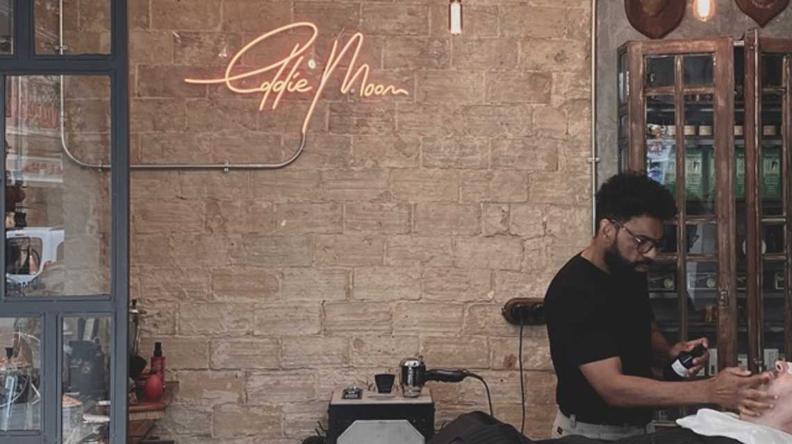BARBERÍA EDDIE MOON  cover image